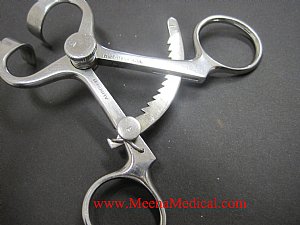 Hu-Friedy Mouth Retractor